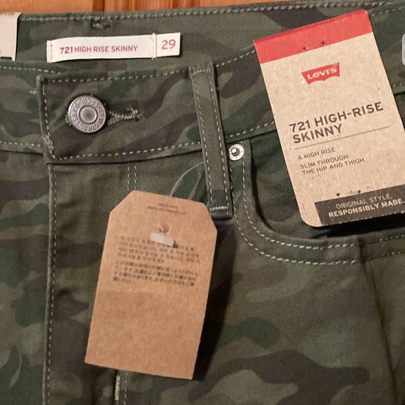 Says size 29 but fits like a 27 Women’s 721 High Rise Skinny Levi’s Camo Jeans - Picture 4 of 5